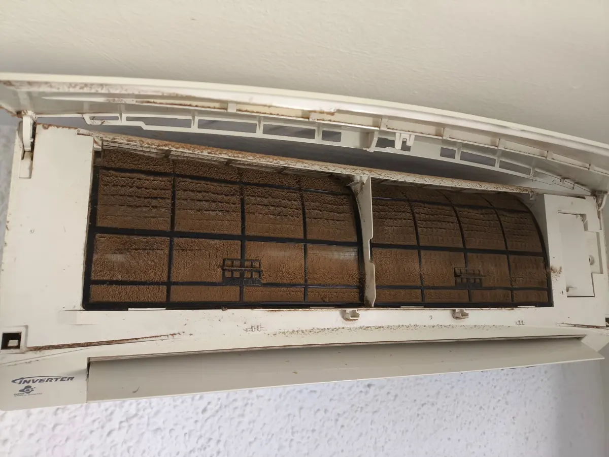 Filtros de un split con polvo acumulado, antes de la limpieza