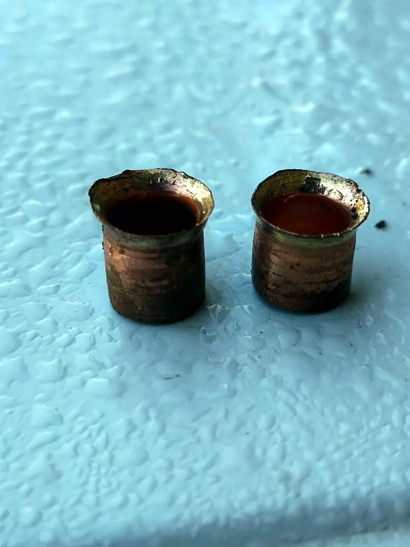 Dos abocardados de tubería de cobre sustituidos en una reparación