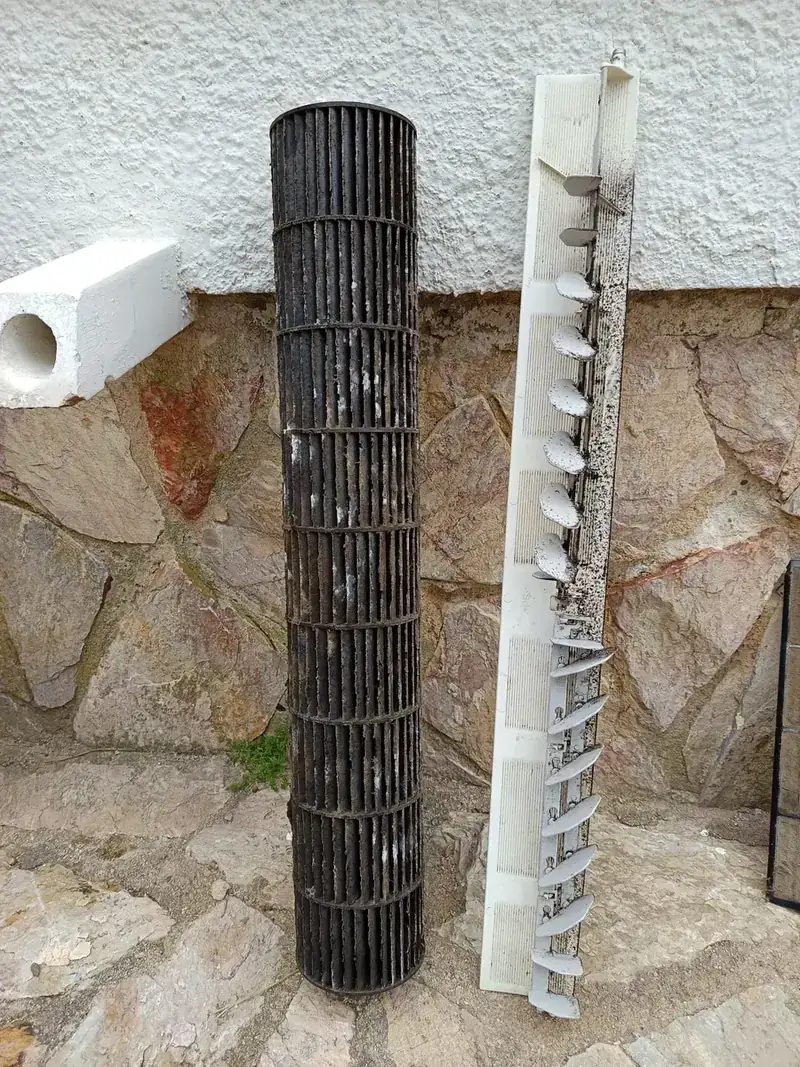 Turbina y deflector de un split sucios, antes del mantenimiento