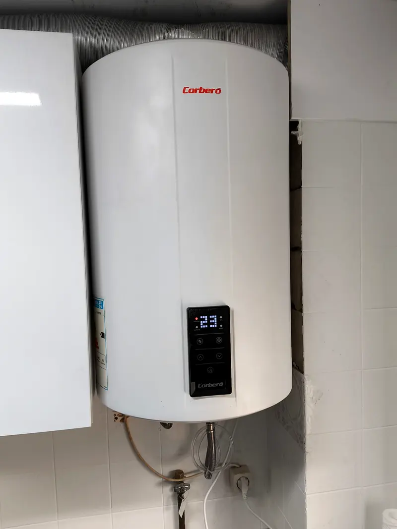 Termo eléctrico nuevo colgado en la pared, después de la sustitución